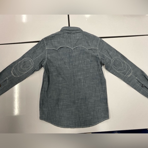 NWT Men's UNDER TWO FLAGS Medium Wooden Button Long Sleeve Denim Shirt - Picture 2 of 8